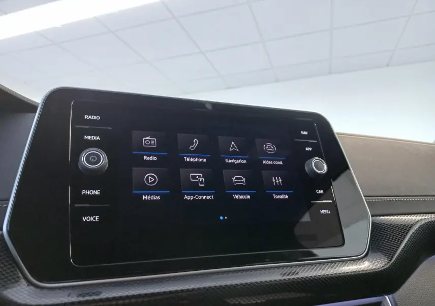Écran tactile central du Volkswagen T-Cross 1.0 TSI R-Line Edition, affichant le menu multimédia et navigation.