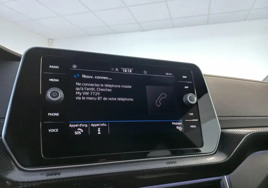 Écran tactile central du Volkswagen T-Cross 2025 affichant le menu de connexion Bluetooth dans un intérieur moderne.
