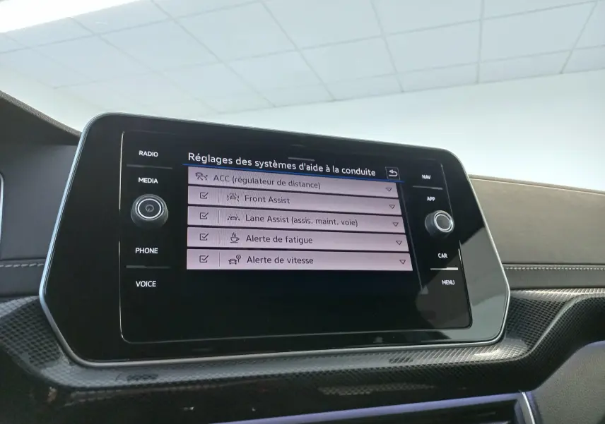 Écran tactile du système d'aide à la conduite du Volkswagen T-Cross 2025, affichant les réglages d'assistance.