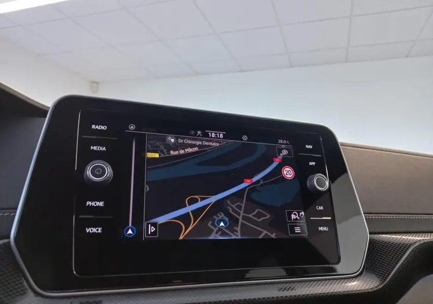 Écran tactile central du Volkswagen T-Cross gris cendré, affichant la navigation avec commandes autour de l'écran.