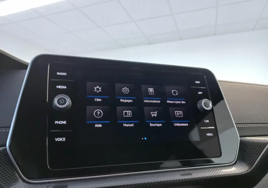 Écran tactile central du Volkswagen T-Cross 2025 avec interface en français et finition R-Line visible sur la planche de bord.