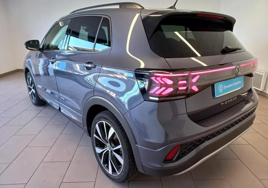 Vue 3/4 arrière droite du Volkswagen T-Cross gris cendré avec feux arrière LED et jantes alliage 18 pouces Misano.