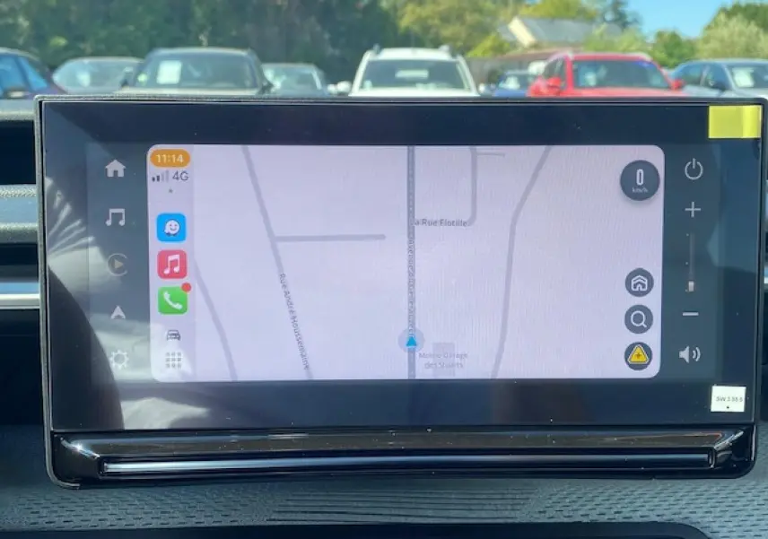 Écran tactile central 10,25'' du Citroën C3 Aircross 2026 affichant la navigation, intérieur visible en arrière-plan.