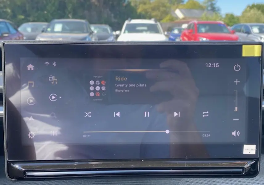 Écran tactile central de la Citroën C3 Aircross 2026 affichant la lecture musicale en extérieur lumineux.