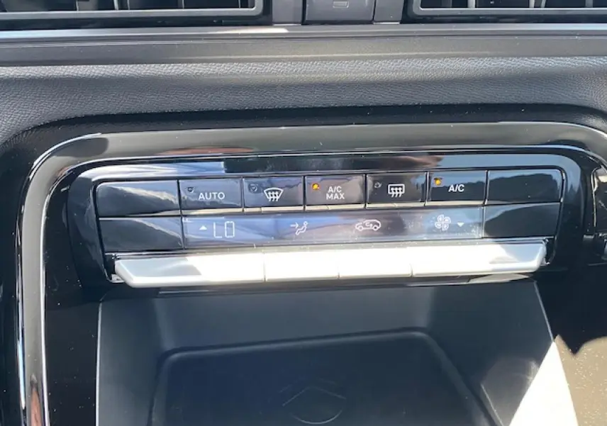 Gros plan sur la commande de climatisation automatique noire du tableau de bord du Citroën C3 Aircross 2026.