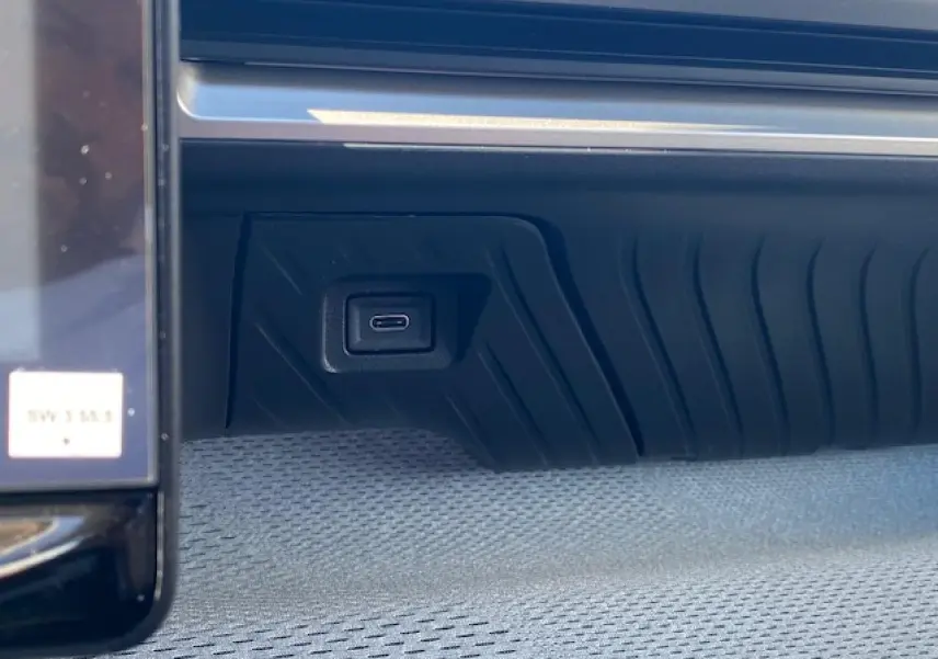 Gros plan sur une prise USB type-C intégrée dans l'habitacle du Citroën C3 Aircross gris Mercury avec toit noir.