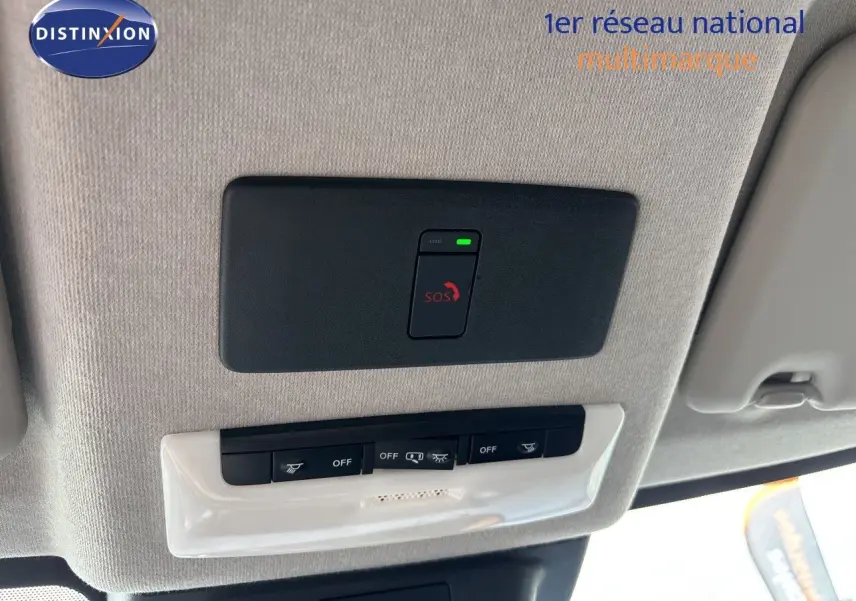 Détail intérieur côté gauche du tableau de bord du Nissan Juke 2024, avec commandes de réglage d’éclairage.