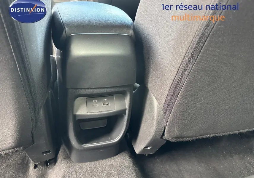 Gros plan sur la commande d’essuie-glace à droite du volant du Nissan Juke gris squale métal 2024, tableau de bord partiellement visible.