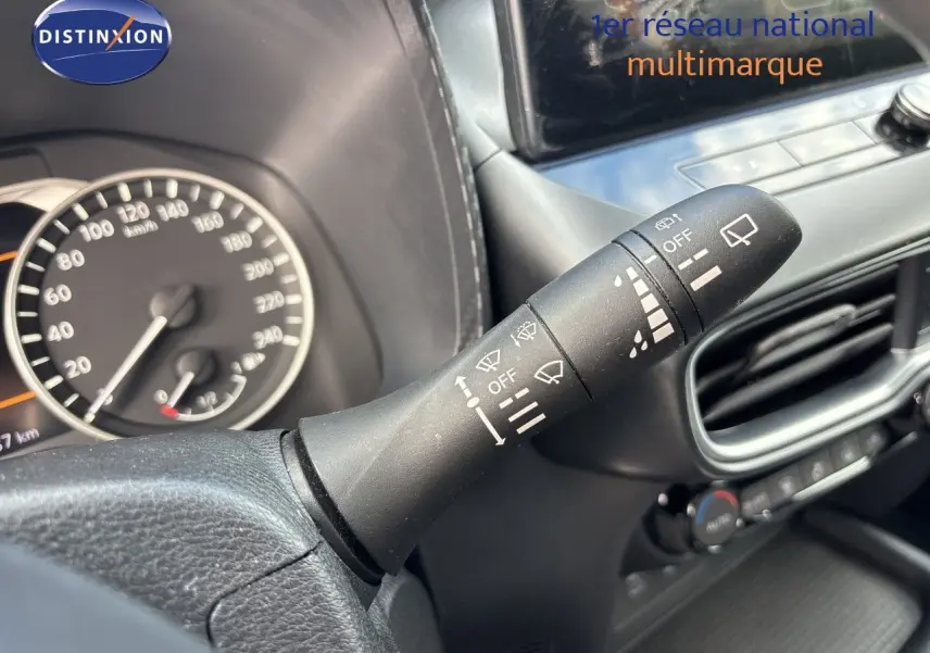 Gros plan sur les commandes au volant du Nissan Juke Hybrid 2024, mettant en valeur les boutons de régulateur de vitesse.