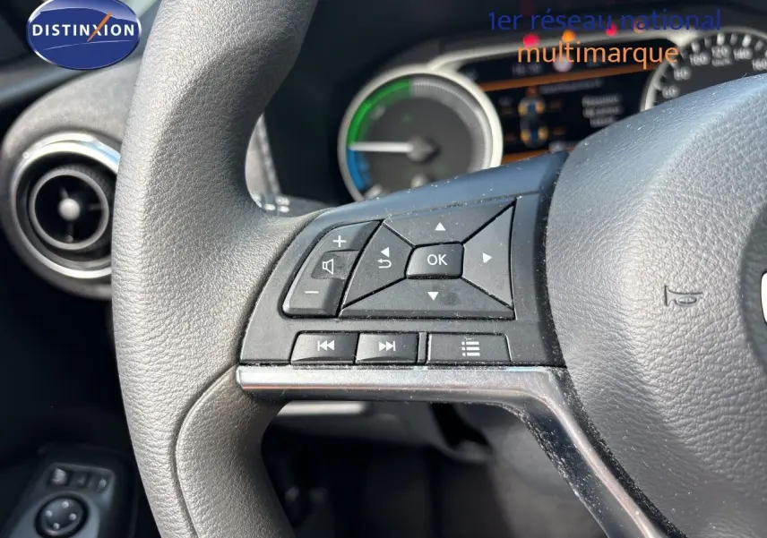 Vue rapprochée de l’écran tactile central du Nissan Juke Hybrid 2024 gris squale metal avec interface multimédia affichée.