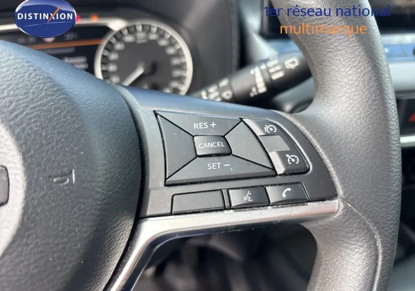 Rétroviseur extérieur droit en gros plan d’un Nissan Juke Hybrid 2024 gris squale métal.