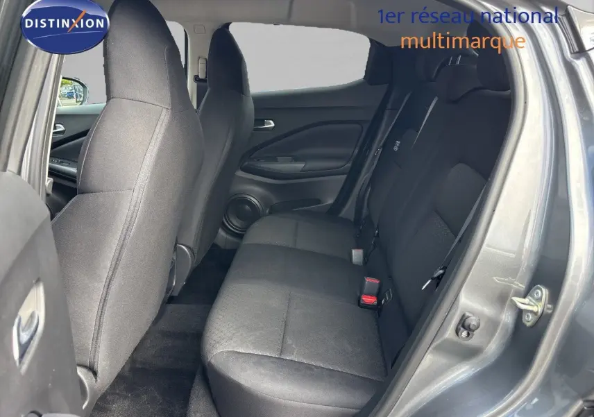 Écran central montrant la caméra de recul d’un Nissan Juke Hybrid gris squale metal, vue intérieure avant.