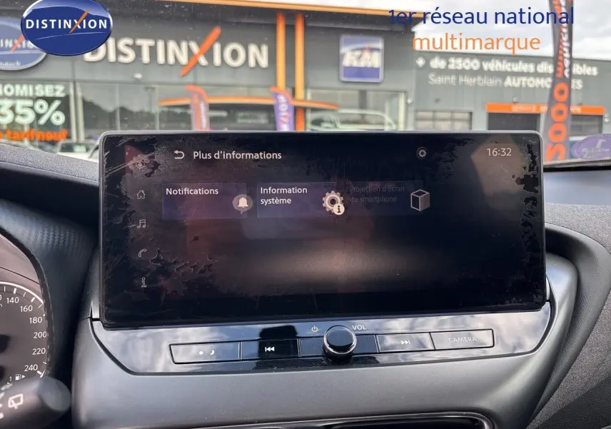 Vue rapprochée de la console centrale du Nissan Juke 2024, montrant les commandes de climatisation et ports USB.