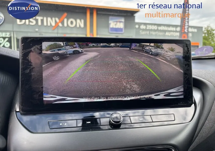 Vue intérieure du plafond avec bouton SOS et commandes d’éclairage dans un Nissan Juke Hybrid gris Squale Metal 2024.