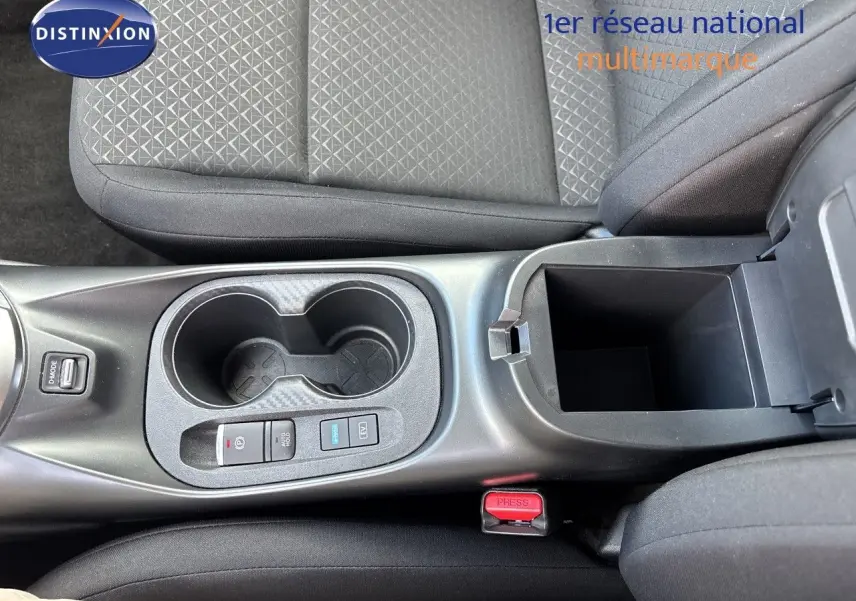 Vue intérieure côté droit des sièges arrière noirs en tissu du Nissan Juke Hybrid 2024 gris squale metal.