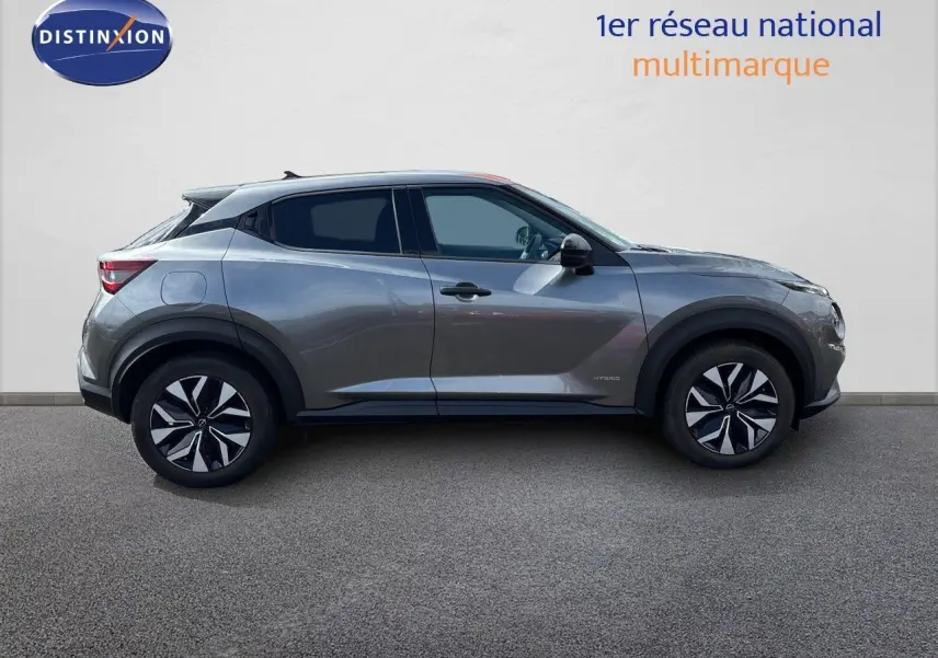 Vue de profil côté gauche du Nissan Juke Hybrid 143ch Business Edition gris squale metal avec jantes noires et détails noirs.