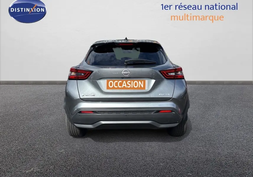 Vue arrière d'un Nissan Juke Hybrid 143ch Business Edition gris squale métal, avec feux LED et plaque "OCCASION".