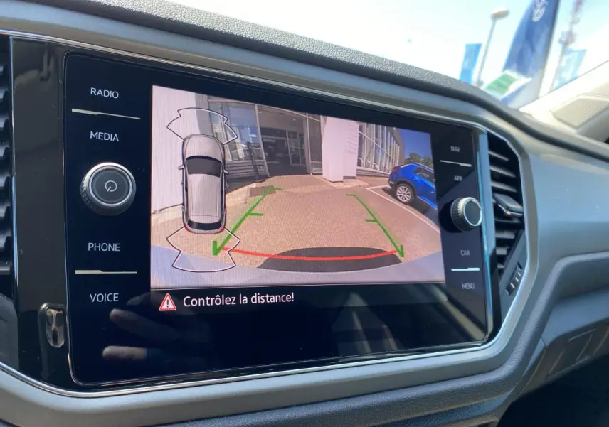 Écran de caméra de recul du Volkswagen T-Roc montrant l'arrière avec guidage de trajectoire en stationnement.
