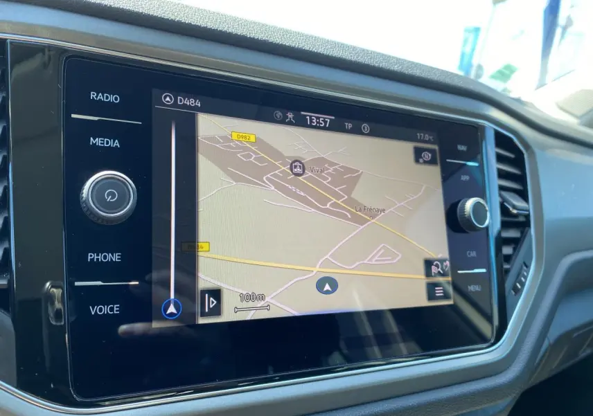 Écran tactile du système de navigation Discover Media dans le tableau de bord du Volkswagen T-Roc blanc pur 2021.