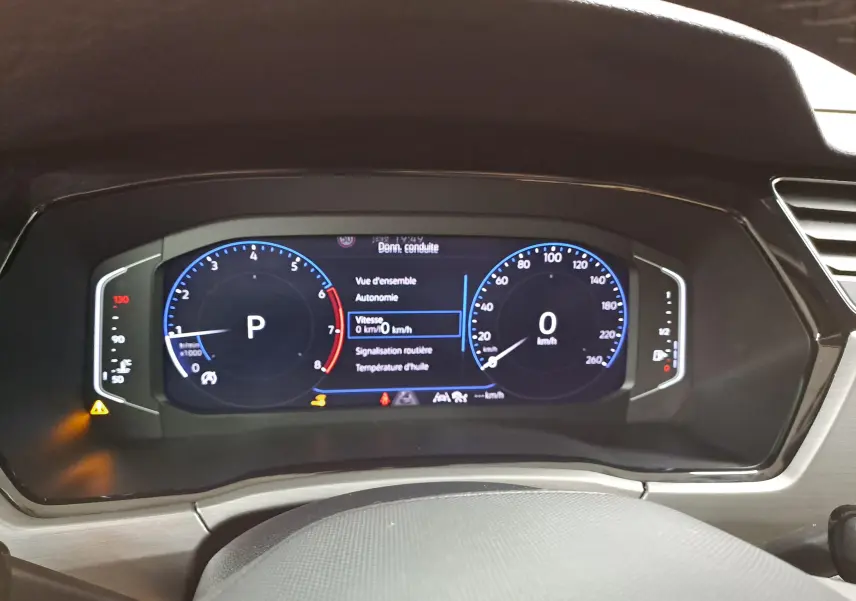 Vue rapprochée du tableau de bord numérique du Volkswagen Touran 2025, affichage vitesse et informations de conduite.