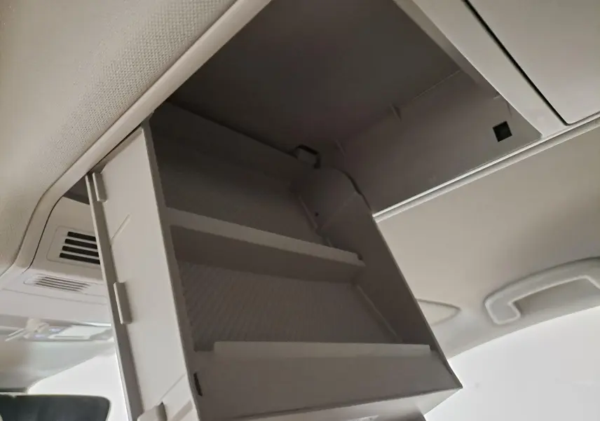 Vue intérieure en gros plan du rangement plafond ouvert du Volkswagen Touran 2025, intérieur clair sans objet visible.