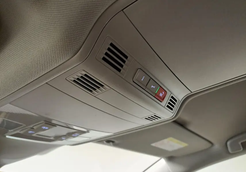 Vue intérieure du plafond avant du Volkswagen Touran 2025 avec commandes d'éclairage et ventilation intégrées.