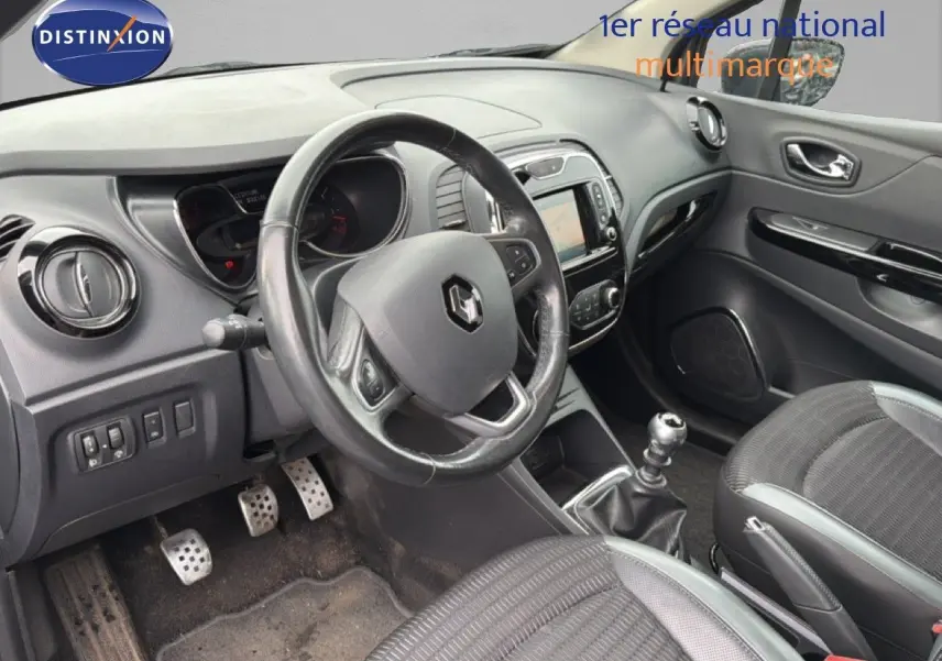 Vue intérieure côté conducteur du Renault Captur 1.2 TCE 120 Intens avec volant cuir et boîte manuelle.