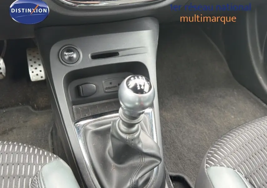 Gros plan sur le levier de vitesse manuel et la console centrale du Renault Captur gris Cassiopée, intérieur tissu gris.