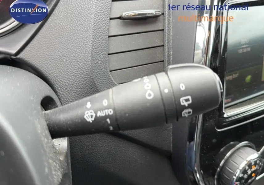 Gros plan sur la commande d’essuie-glace à gauche du tableau de bord d’un Renault Captur gris Cassiopée avec toit noir.