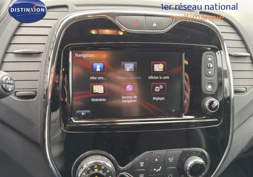 Tableau de bord noir brillant de Renault Captur 2016 avec écran tactile de navigation et commandes de climatisation.