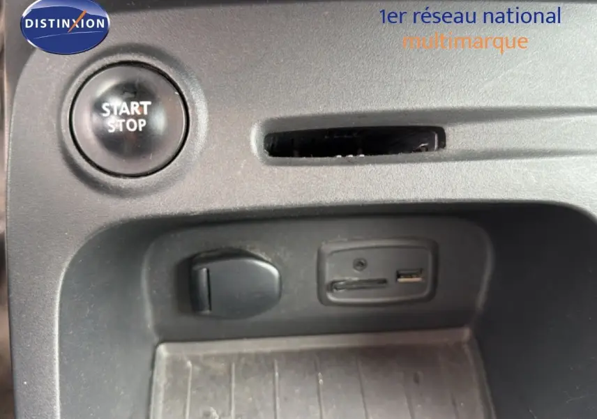 Gros plan sur la console centrale avec bouton Start/Stop et prises USB dans une Renault Captur gris cassiopée toit noir.