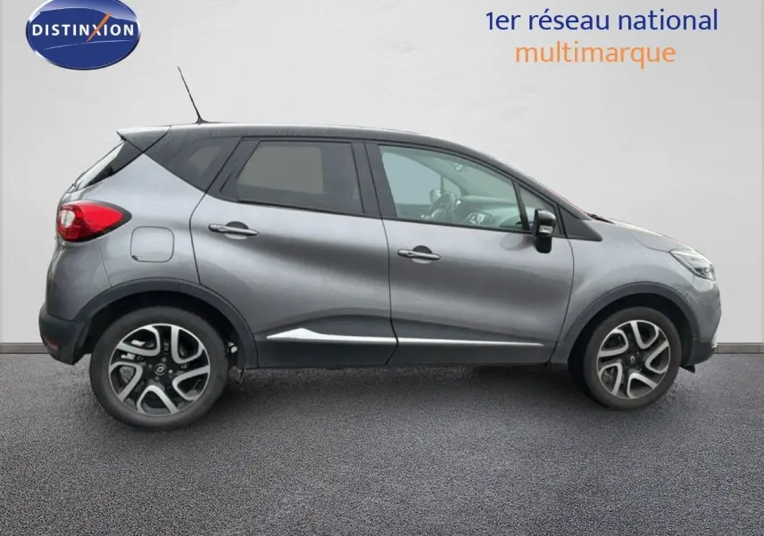 Renault Captur gris Cassiopée avec toit noir, vue de profil côté gauche, roues alliage 17 pouces bi-ton.
