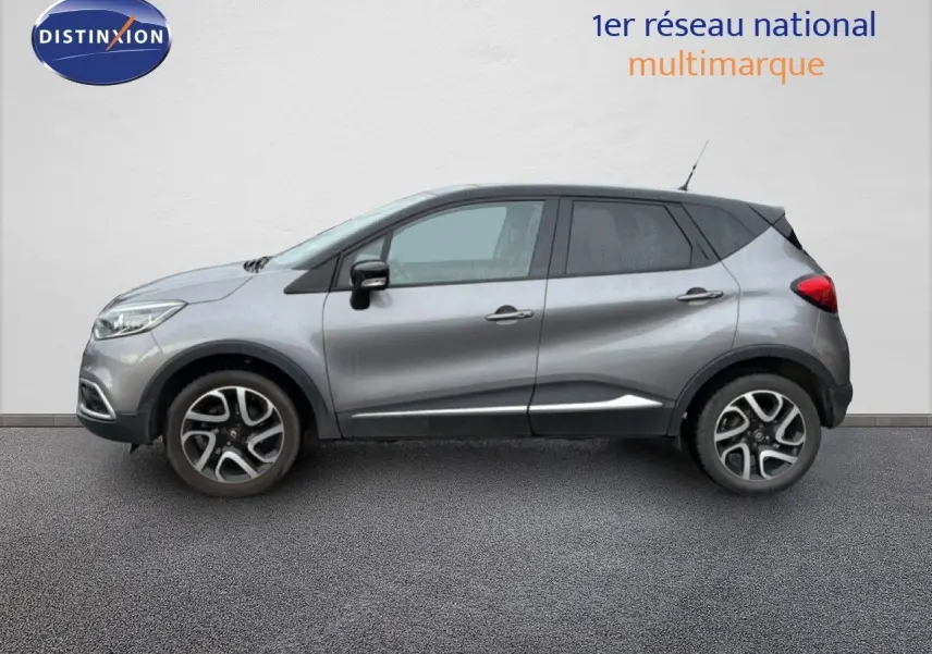 Profil gauche d’un Renault Captur gris Cassiopée avec toit noir étoilé, jantes alliage et lignes de caisse marquées.