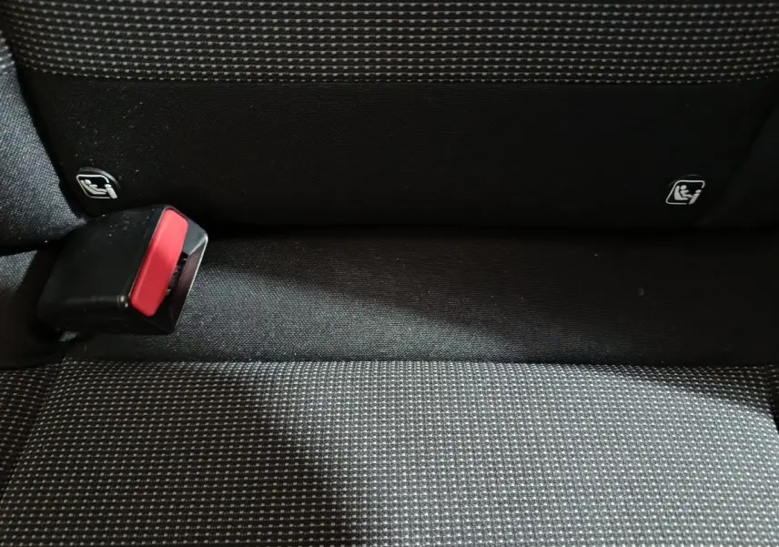 Gros plan sur la banquette arrière grise à motifs avec boucle de ceinture et logos Isofix visibles sur une Citroën C3 2024.