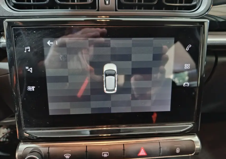 Écran tactile central affichant la vue aérienne d'une Citroën C3 gris foncé, intérieur avant du véhicule.