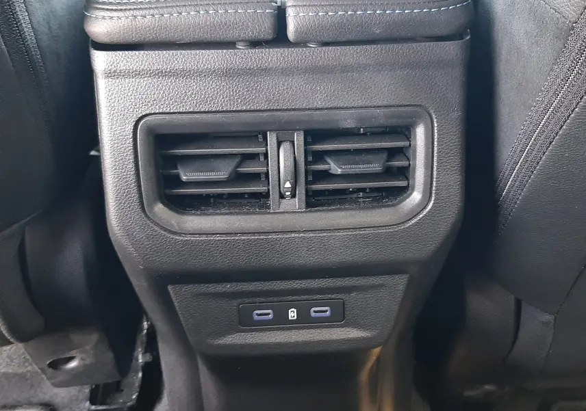 Détail des aérateurs arrière et ports USB du Renault Austral E-Tech Full Hybrid 2025, intérieur noir.