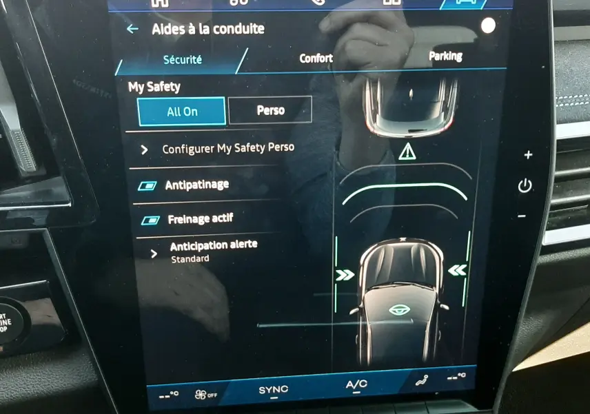 Écran tactile central du Renault Austral 2025 affichant les aides à la conduite et la sécurité, intérieur noir.