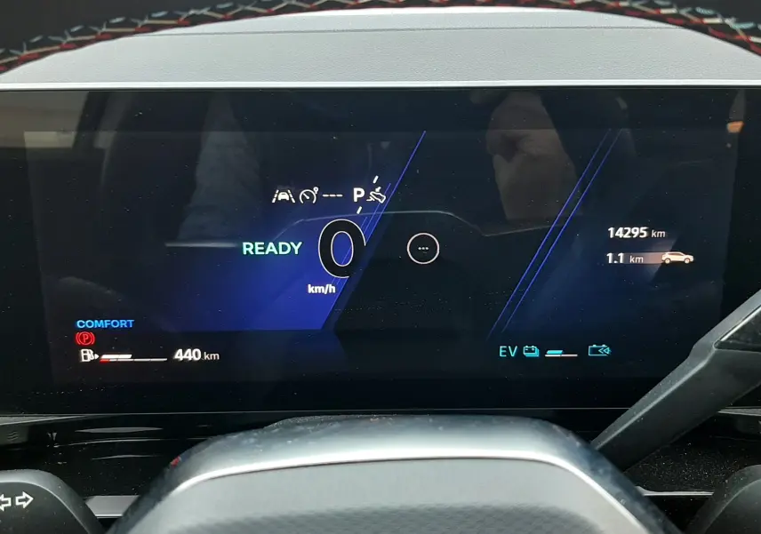 Vue rapprochée du tableau de bord numérique du Renault Austral E-Tech Hybrid 2025, affichage en mode confort.