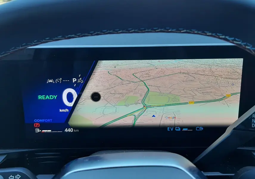 Vue du tableau de bord numérique du Renault Austral E-Tech Full Hybrid 2025, affichant la navigation et la vitesse à 0 km/h.