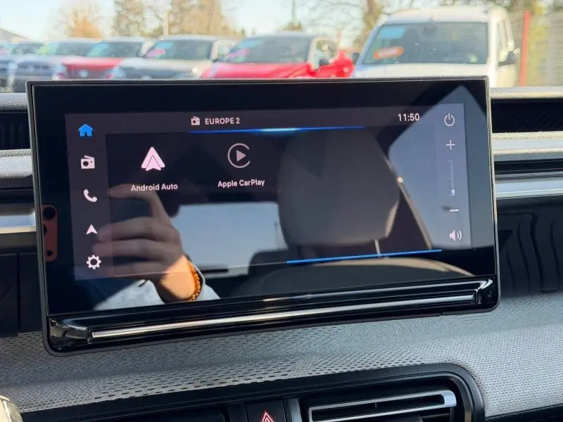 Écran tactile central de la Citroën C3 1.2 Turbo 100ch MAX affichant Android Auto et Apple CarPlay, intérieur gris.