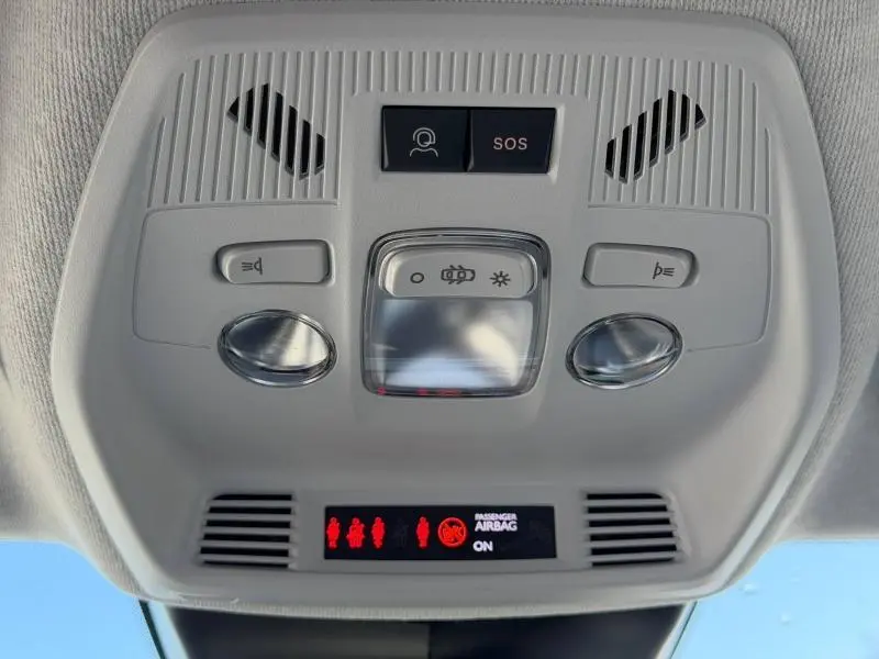 Plafonnier intérieur avec commandes d’éclairage et bouton SOS du Citroën C3 Gris Mercury, vue en contre-plongée.