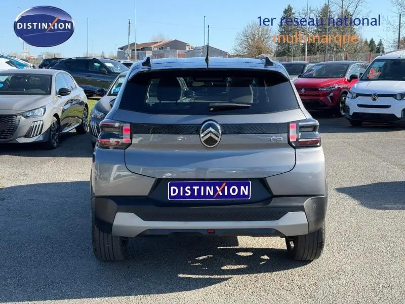 Vue arrière d'une Citroën C3 1.2 Turbo 100ch gris Mercury avec feux LED et lunette arrière surteintée.
