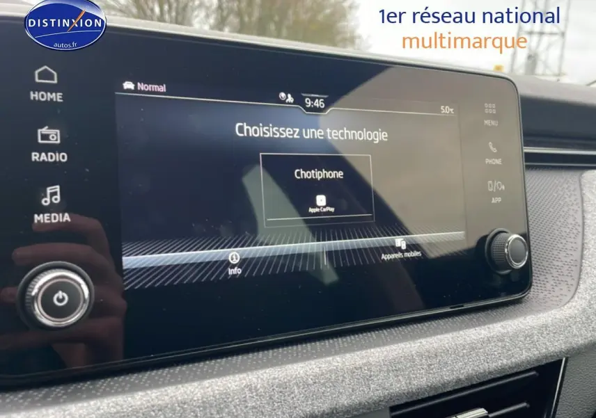 Écran tactile central du Skoda Kamiq 2025 noir, affichant la sélection de technologie Apple CarPlay.