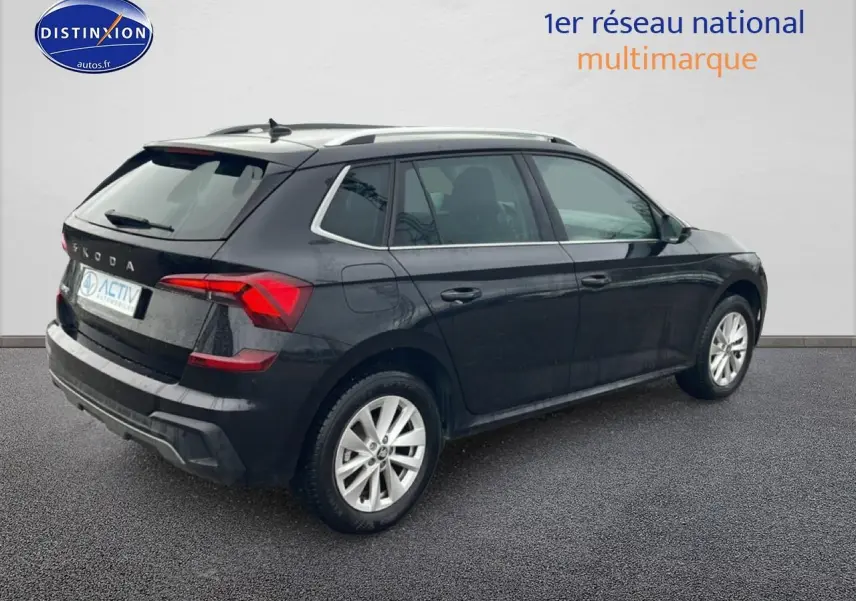 Vue 3/4 arrière droite d'un Skoda Kamiq noir 2025 avec jantes alu et feux arrière LED distinctifs.