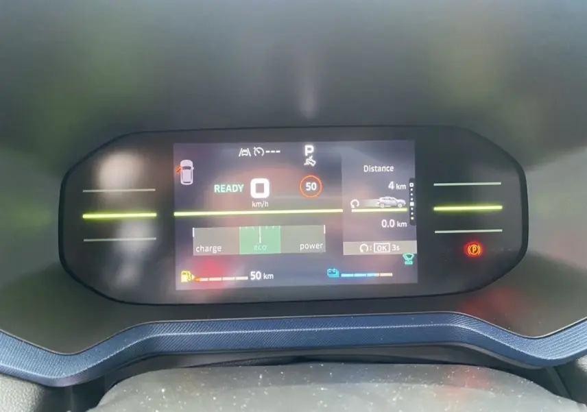 Affichage numérique multifonctions du combiné instruments du Dacia Duster beige, avec indicateur vitesse et mode éco.