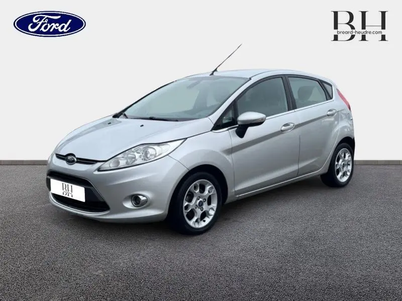Ford Fiesta 1.6 TDCi gris lunaire vue 3/4 avant droit avec jantes alu et calandre chromée.