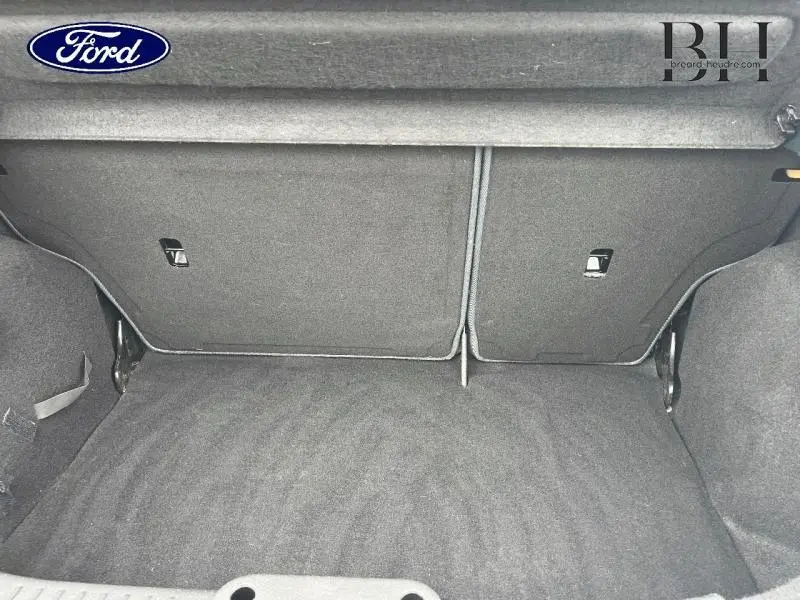 Vue intérieure du coffre spacieux et propre de la Ford Fiesta gris lunaire, version 5 portes de 2012.