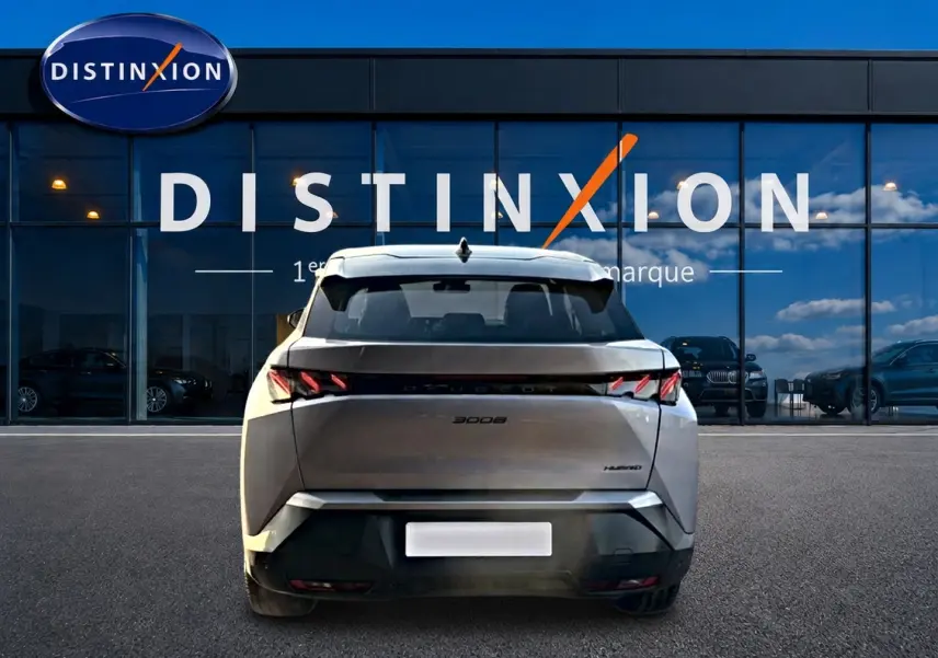 Vue arrière d'un Peugeot 3008 gris 2025 avec feux arrière LED distinctifs et becquet arrière visible.