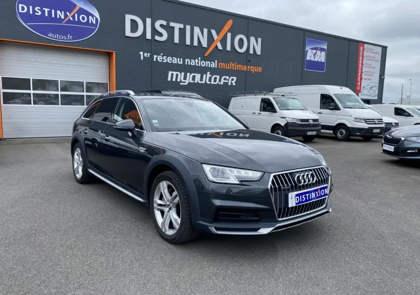 Audi A4 Allroad Quattro gris Manhattan vue 3/4 avant droit avec jantes aluminium et vitres surteintées.