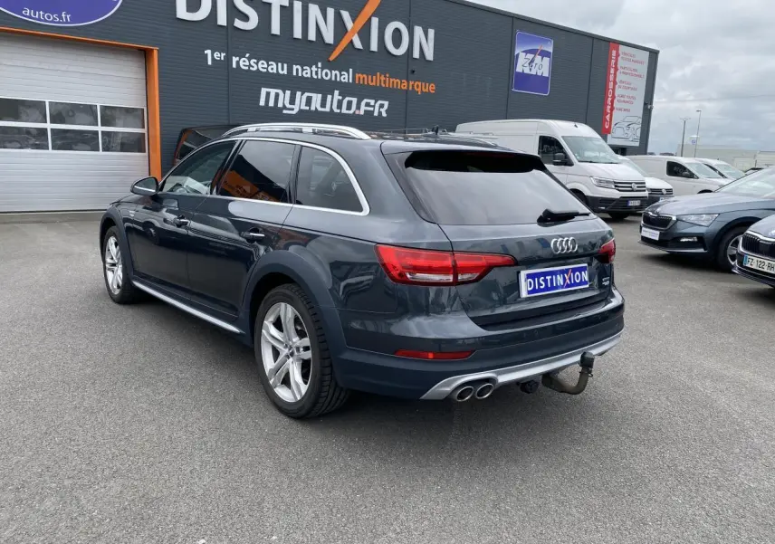 Audi A4 Allroad Quattro gris Manhattan vue 3/4 arrière droit avec crochet d'attelage et vitres surteintées
